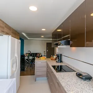 De Lujo, Piso Alto, Junto Parque Carolina Quito
